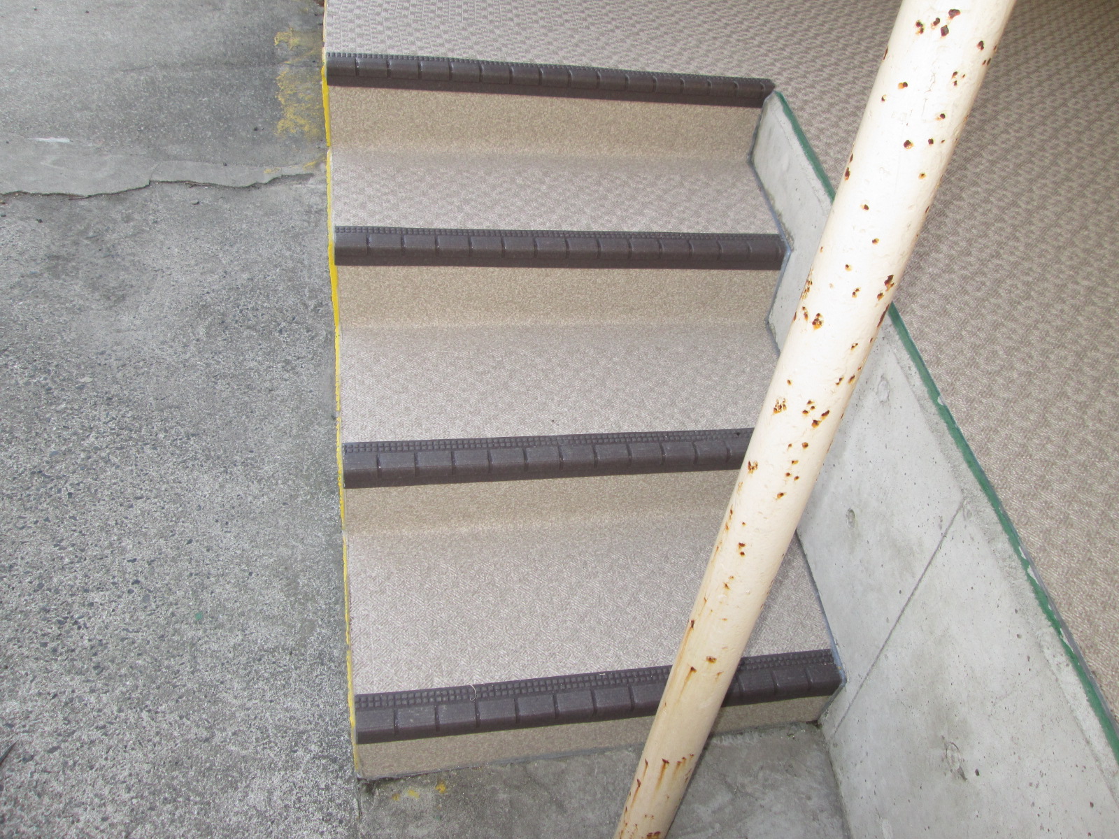 床防滑シート工事（階段）のイメージ画像
