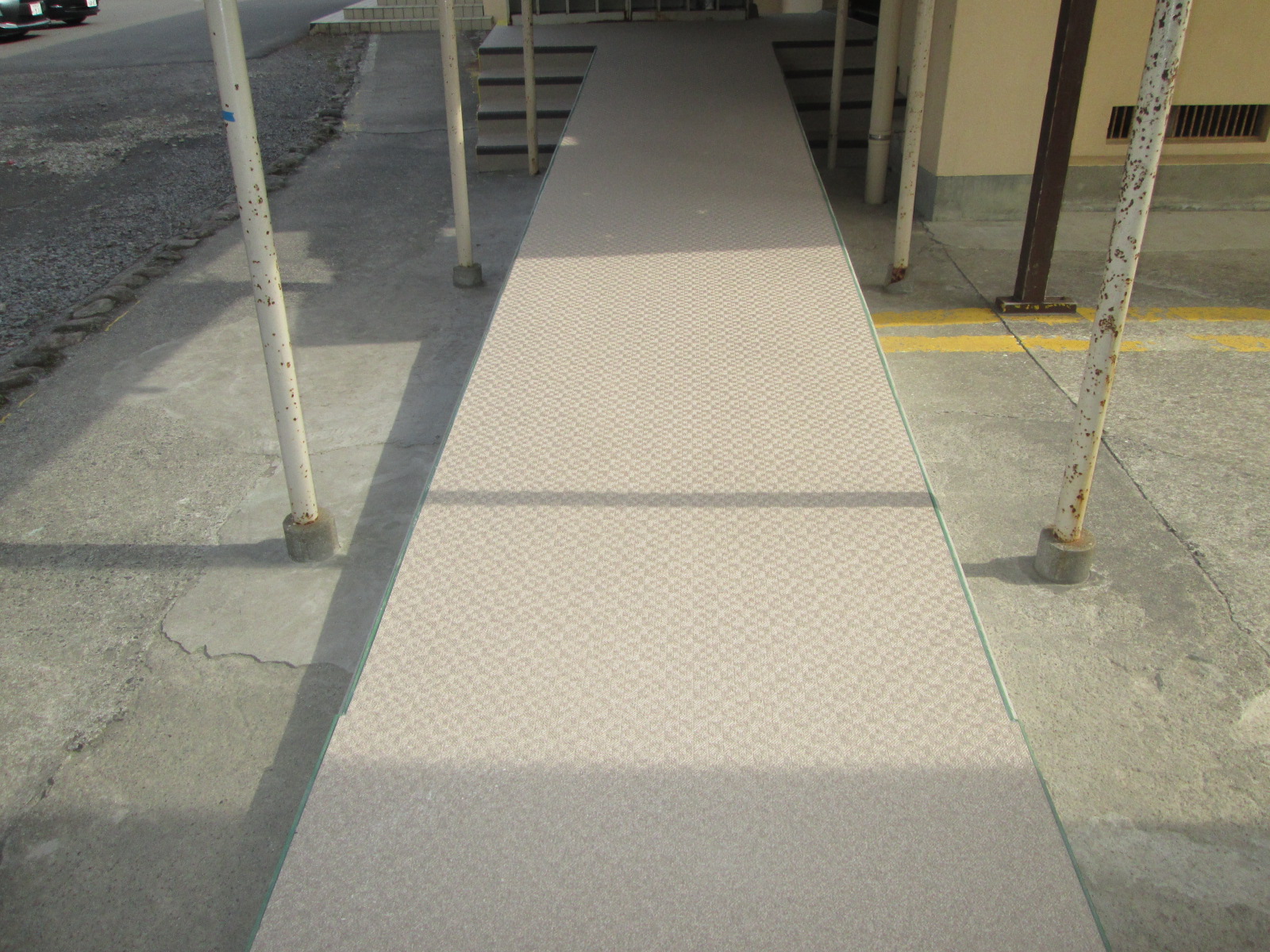 床防滑シート工事（渡り廊下）のイメージ画像